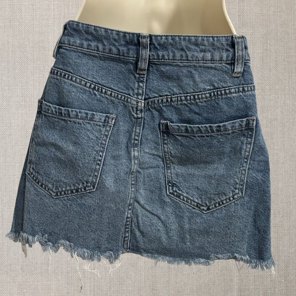 Free People We The Free Zip It Up Denim Mini Skirt Frayed Edge Size 24 Front Zip - Picture 3 of 6